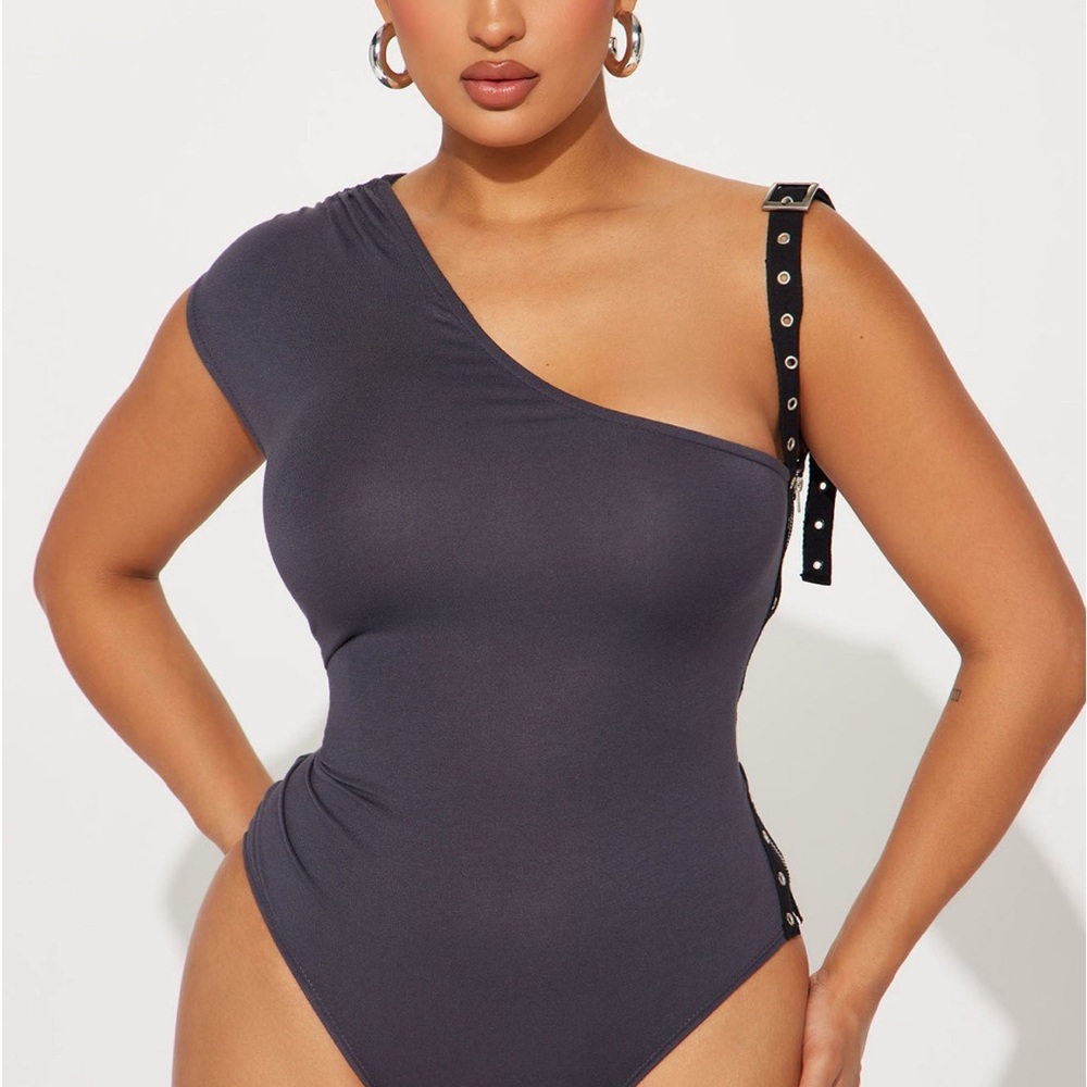Chic One-Shoulder Bodysuit in Charcoal